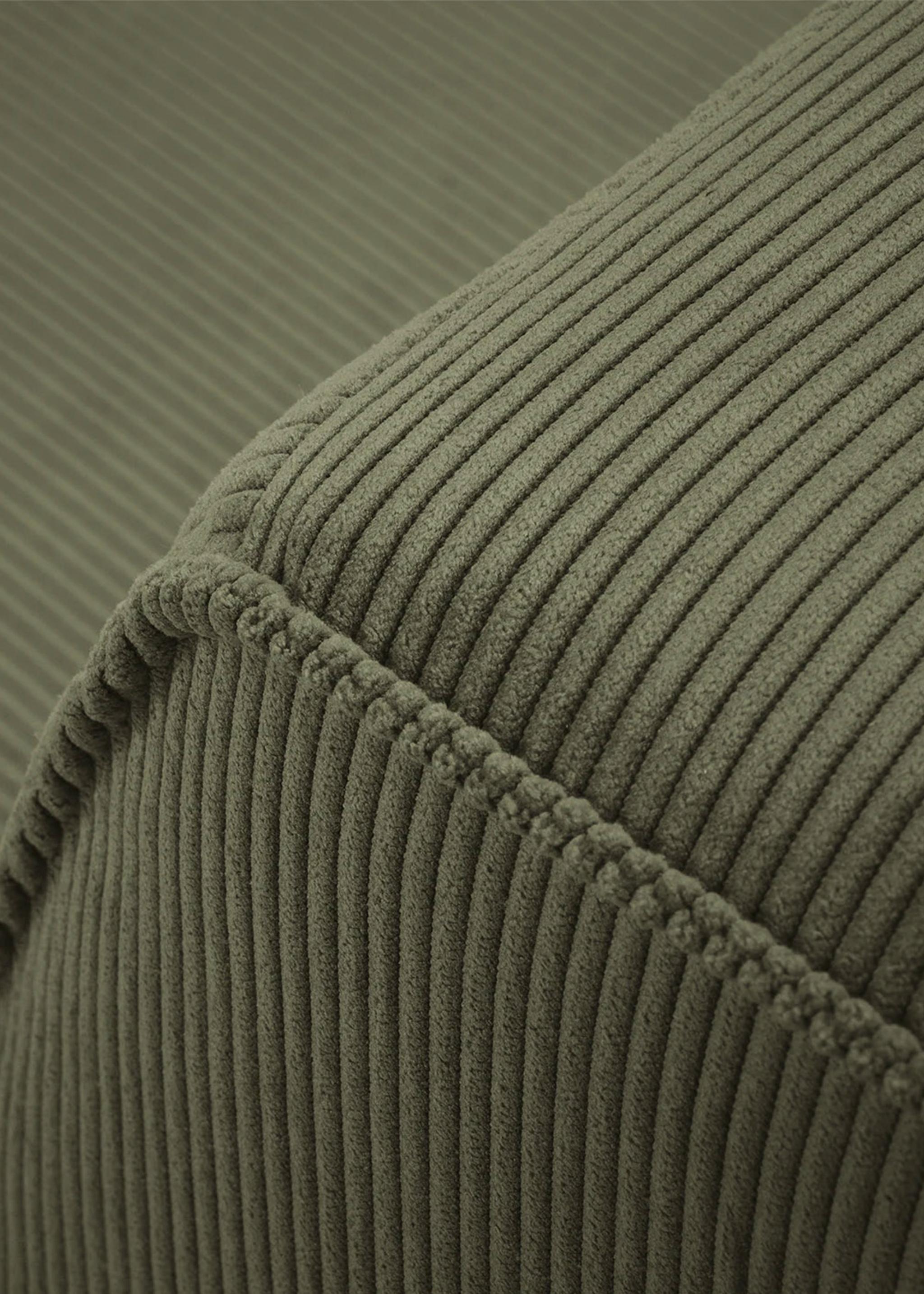 Gros plan du canapé Ruby en tissu côtelé vert olive avec coutures apparentes – mobilier Micadoni