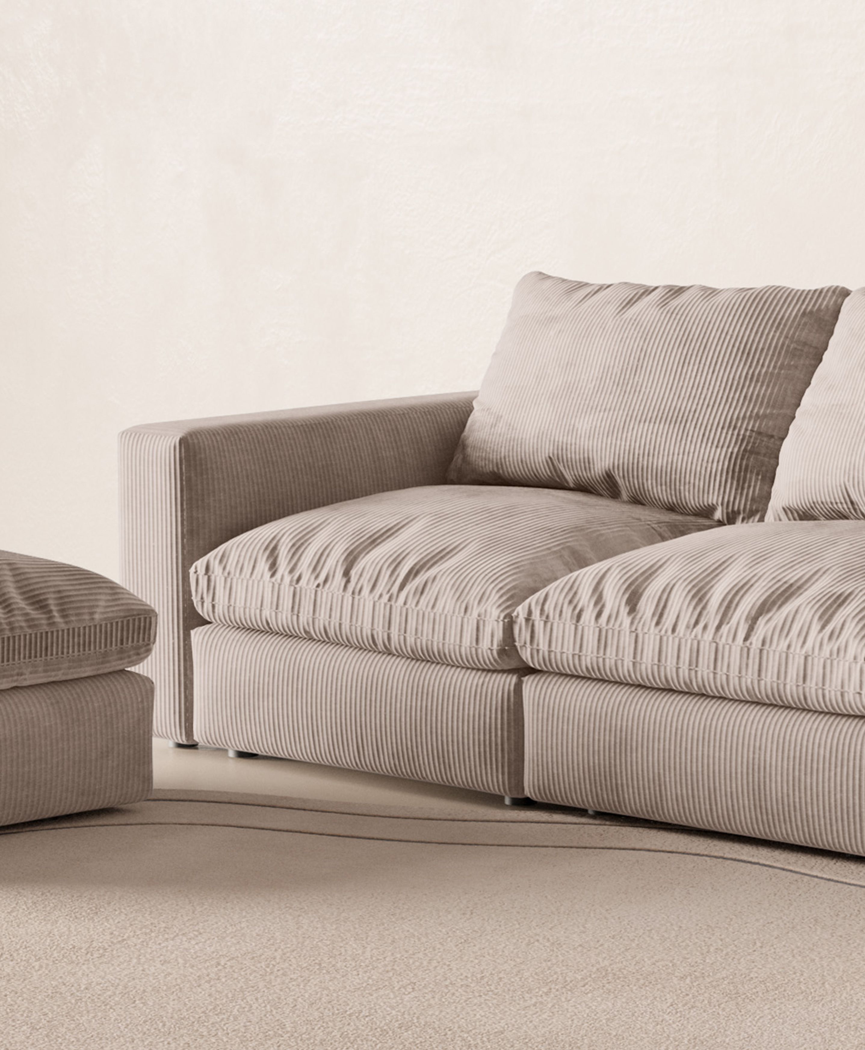 Gros plan du canapé modulaire Boho en tissu côtelé beige avec grands coussins moelleux – mobilier de salon Micadoni