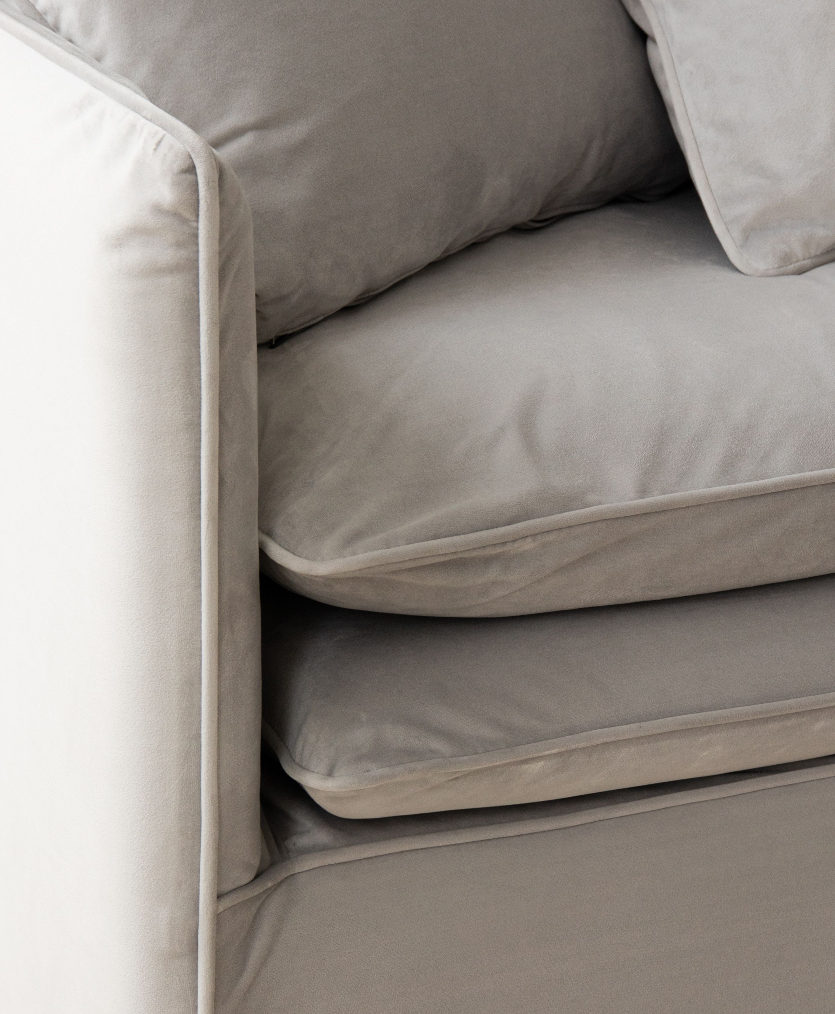 Gros plan sur le canapé Boho 4 places en velours taupe avec coussins moelleux d’assise et de dossier – mobilier de salon Micadoni