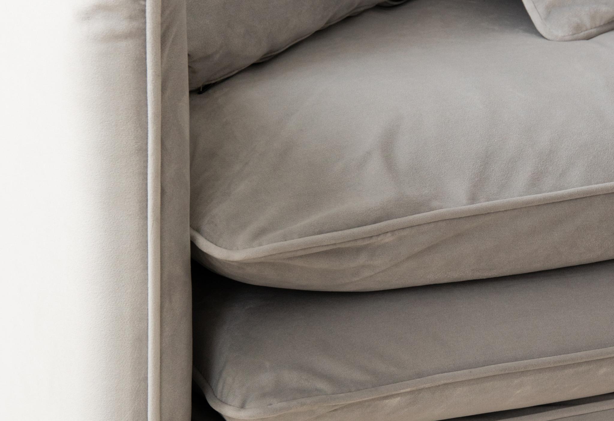 Gros plan sur le canapé Boho 4 places en velours taupe avec coussins moelleux d’assise et de dossier – mobilier de salon Micadoni