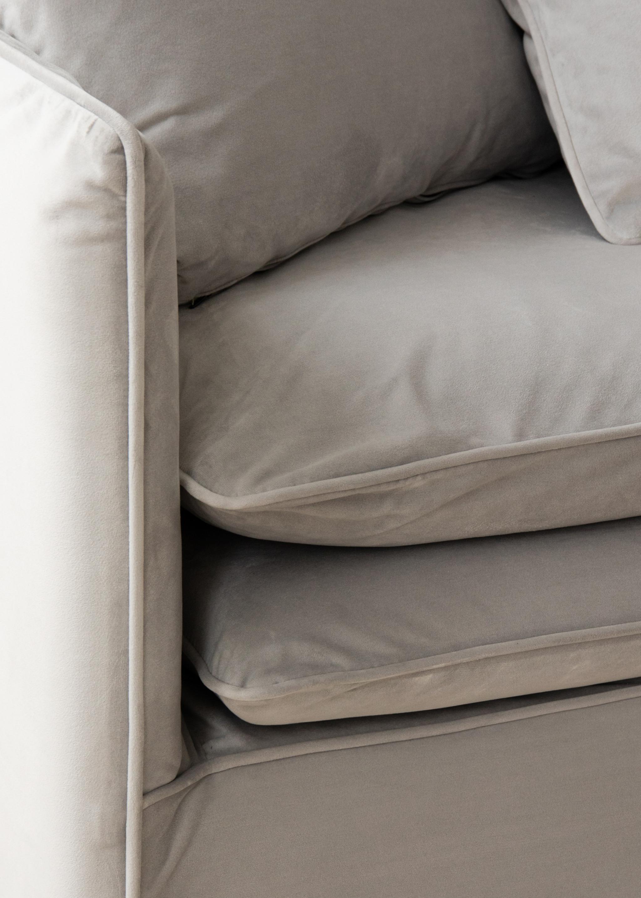 Gros plan sur le canapé Boho 4 places en velours taupe avec coussins moelleux d’assise et de dossier – mobilier de salon Micadoni