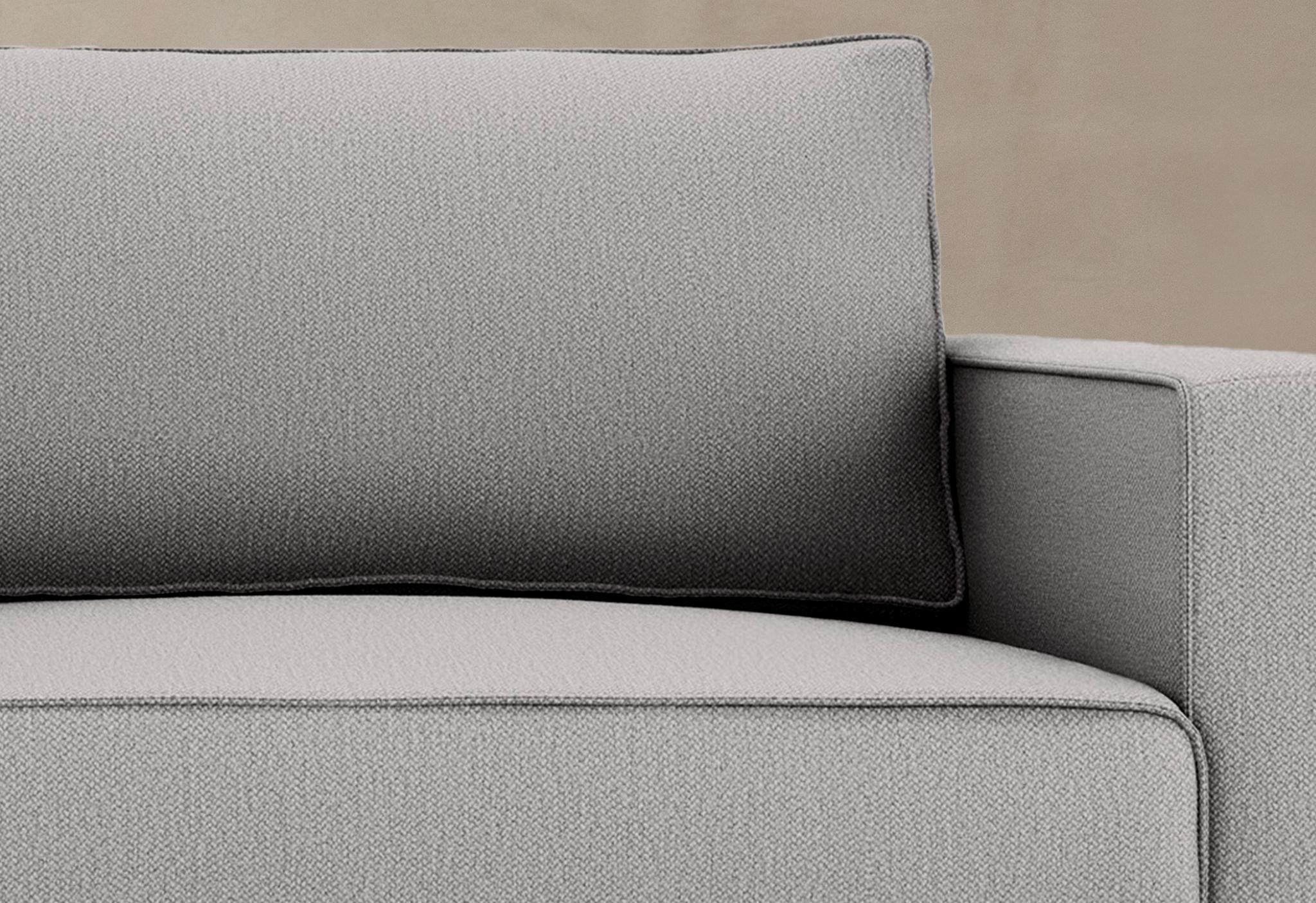 Canapé Caro en velours gris clair avec silhouette moderne et coussin rectangulaire – mobilier Micadoni