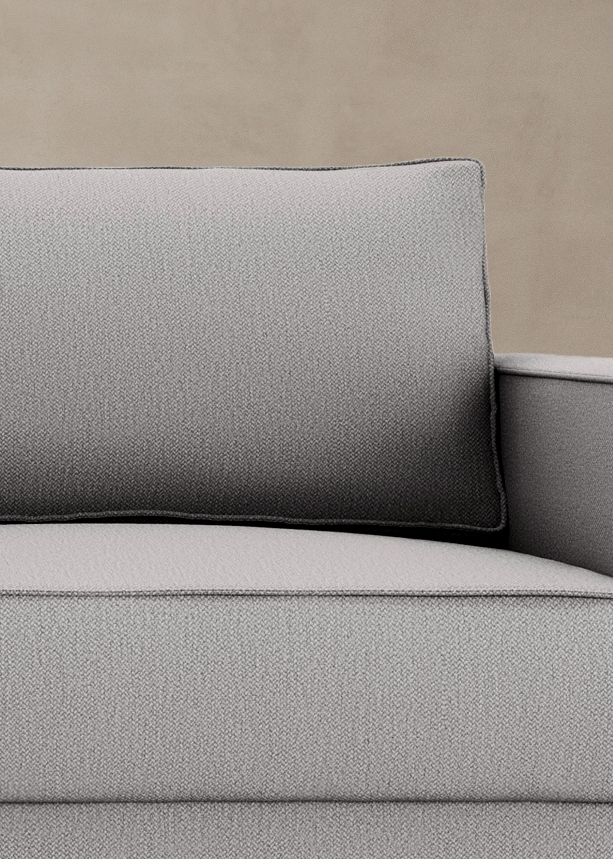 Canapé Caro en velours gris clair avec silhouette moderne et coussin rectangulaire – mobilier Micadoni