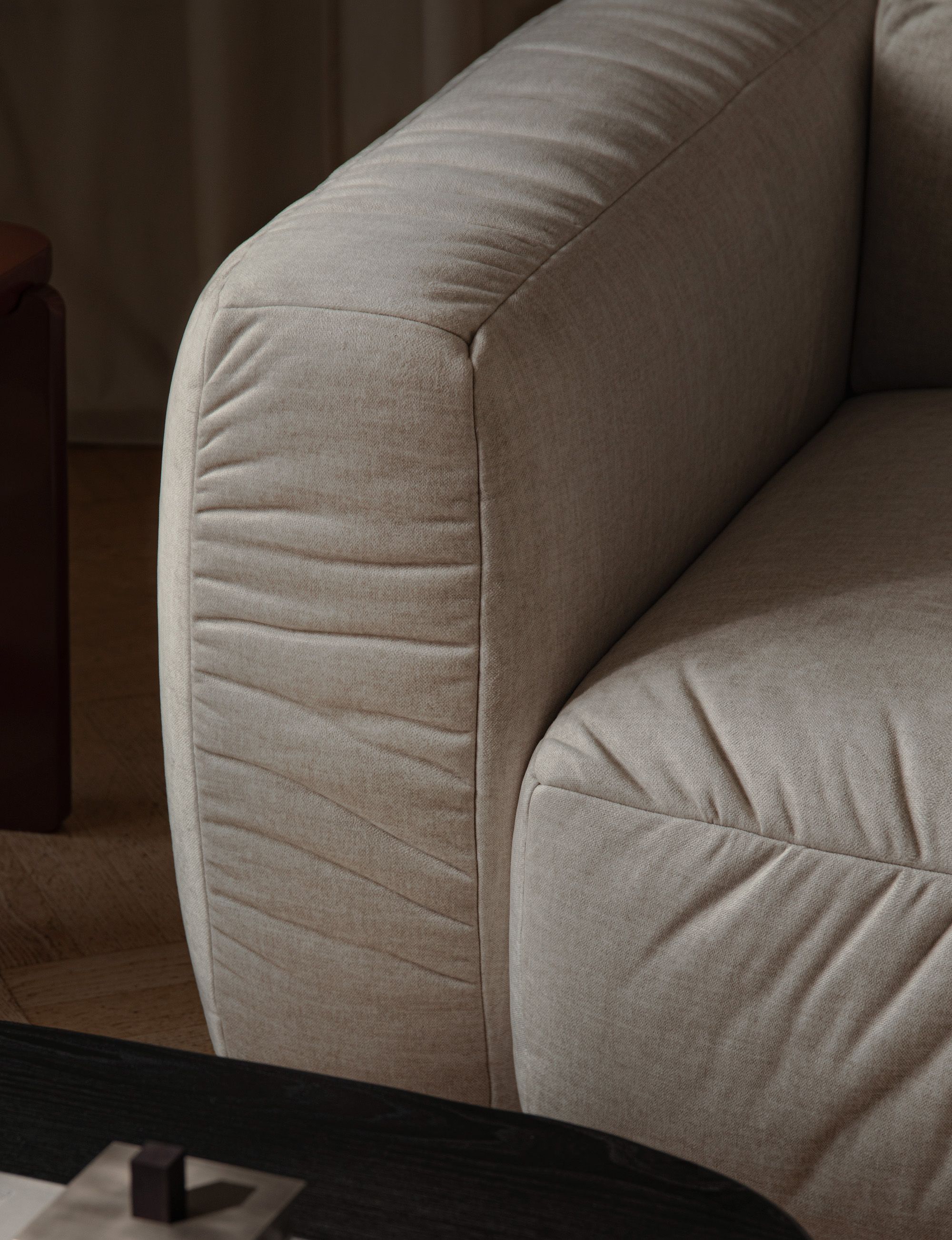 Canapé Micadoni Kate — gros plan sur l’accoudoir arrondi et le tissu jaune texturé.