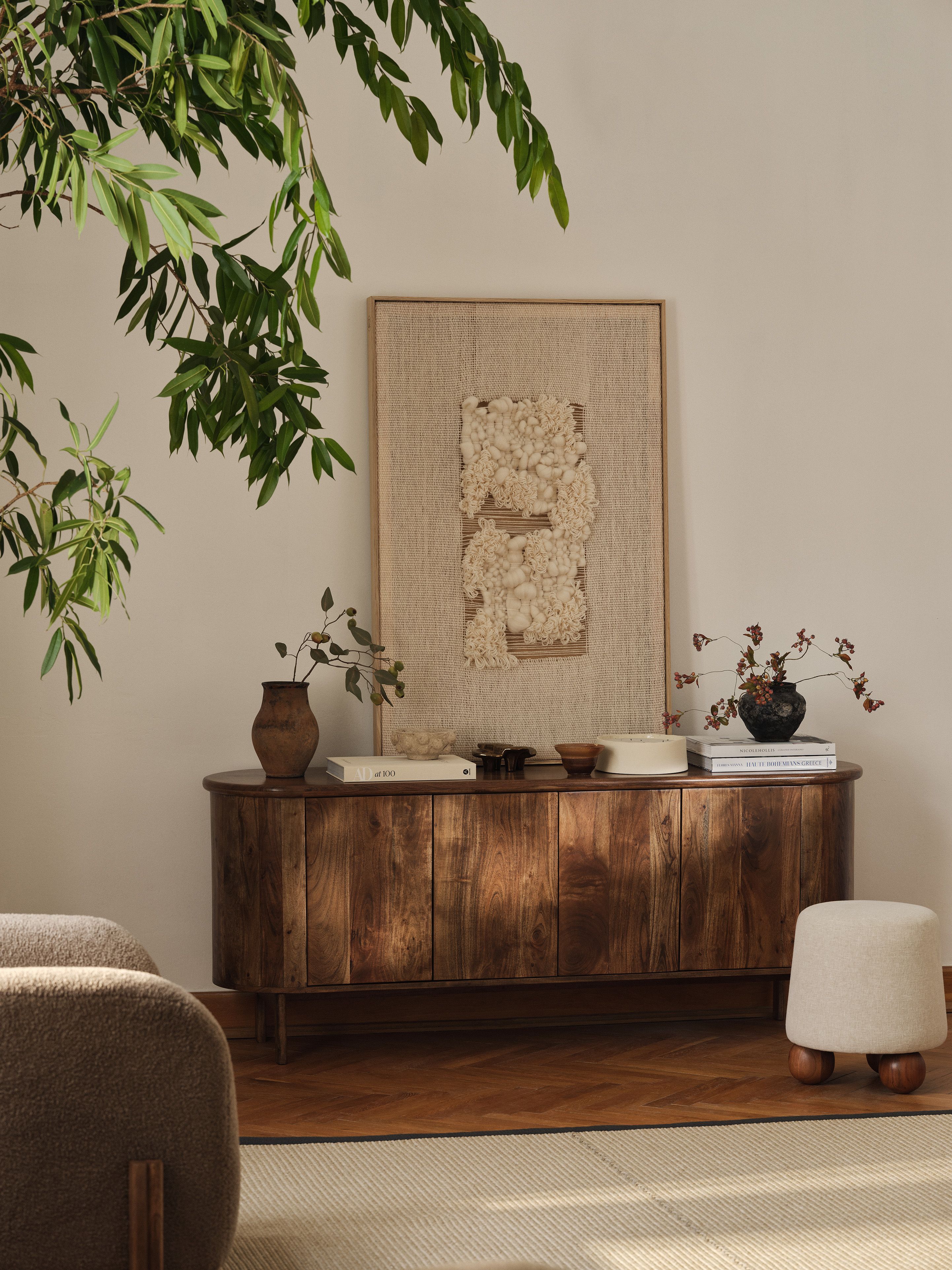 Buffet Micadoni Bia en bois noyer chaud, coins arrondis et quatre portes, décoré sur le plateau.