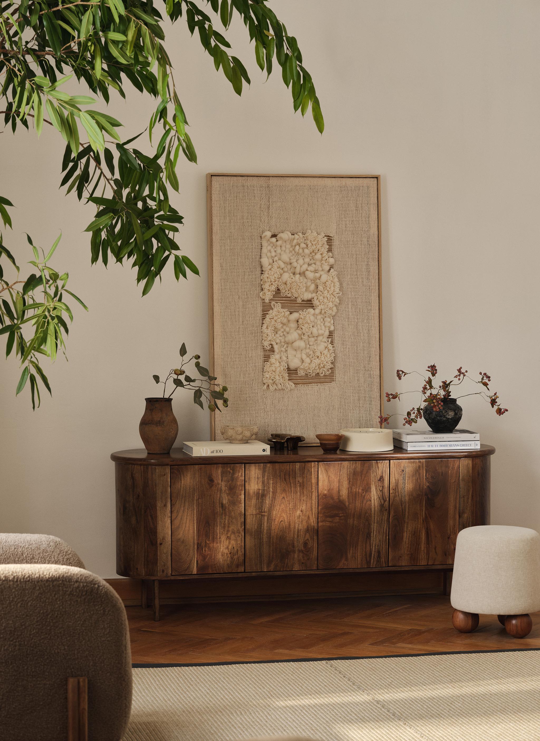 Buffet Micadoni Bia en bois noyer chaud, coins arrondis et quatre portes, décoré sur le plateau.