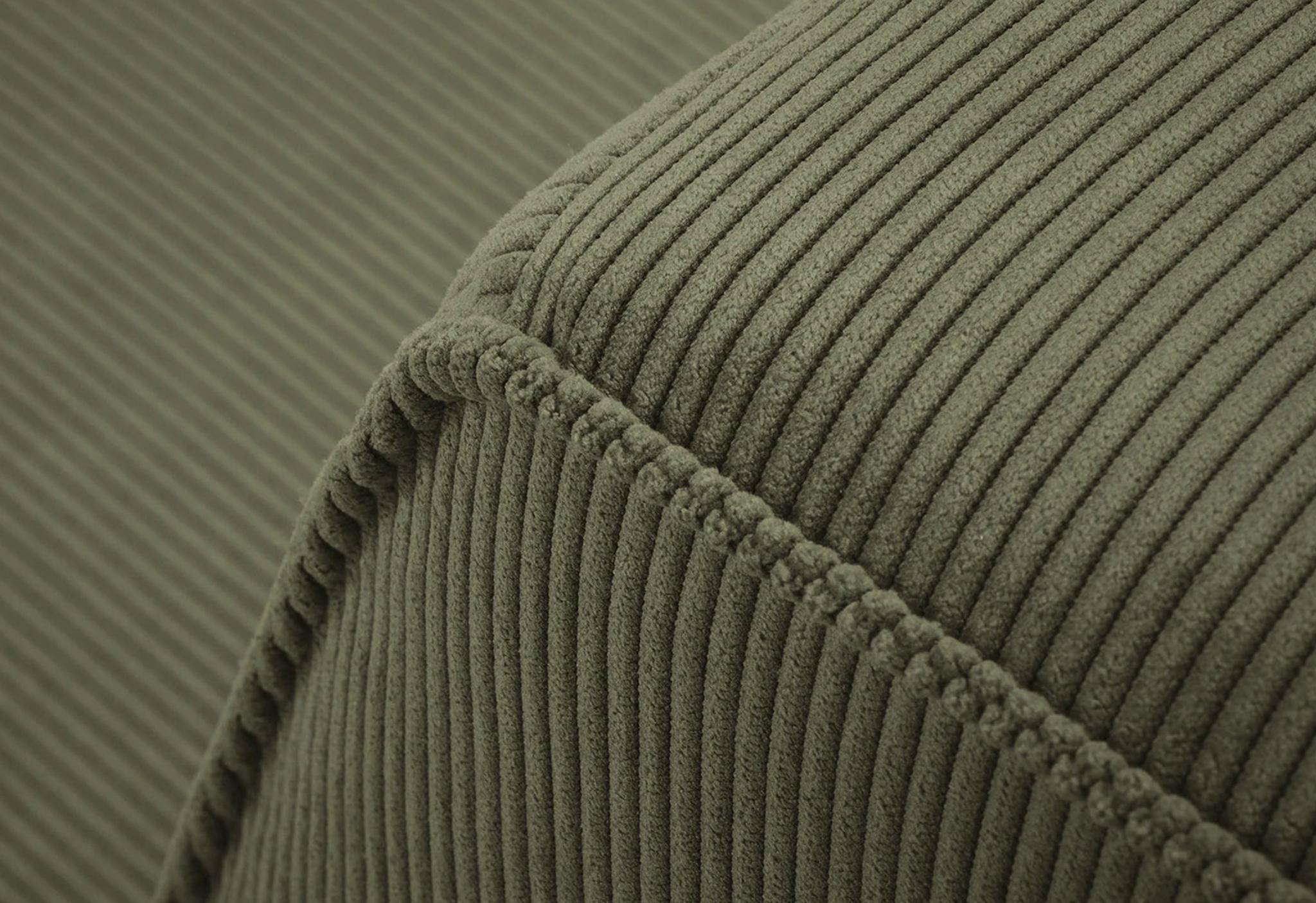 Gros plan du canapé Ruby en tissu côtelé vert olive avec coutures apparentes – mobilier Micadoni