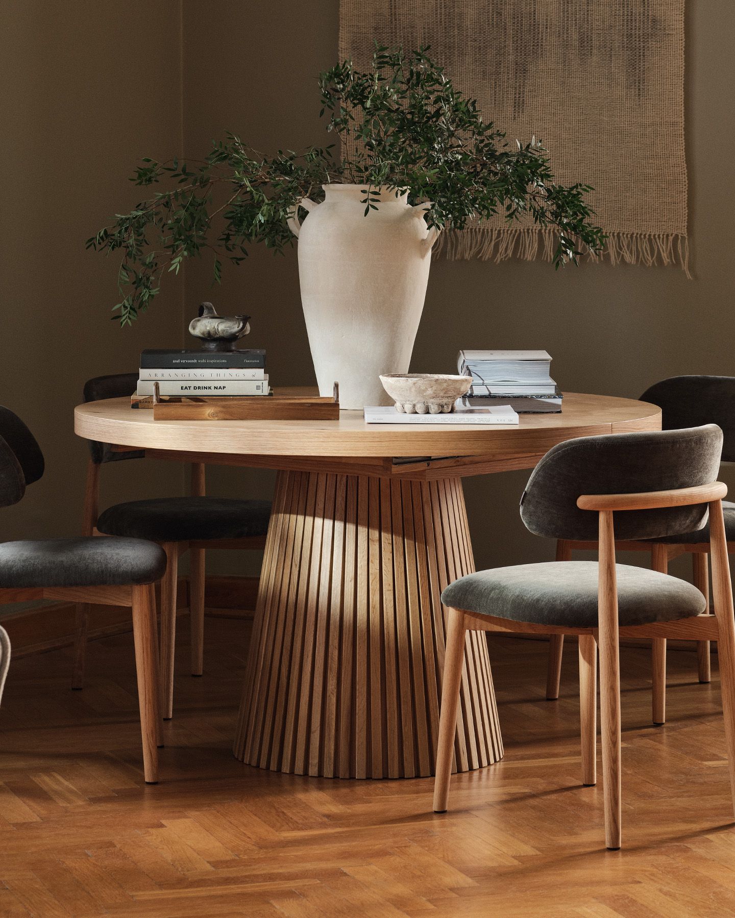 Lit Micadoni avec tête de lit capitonnée et encadrement en bois arrondi, linge de lit blanc, lumière douce.