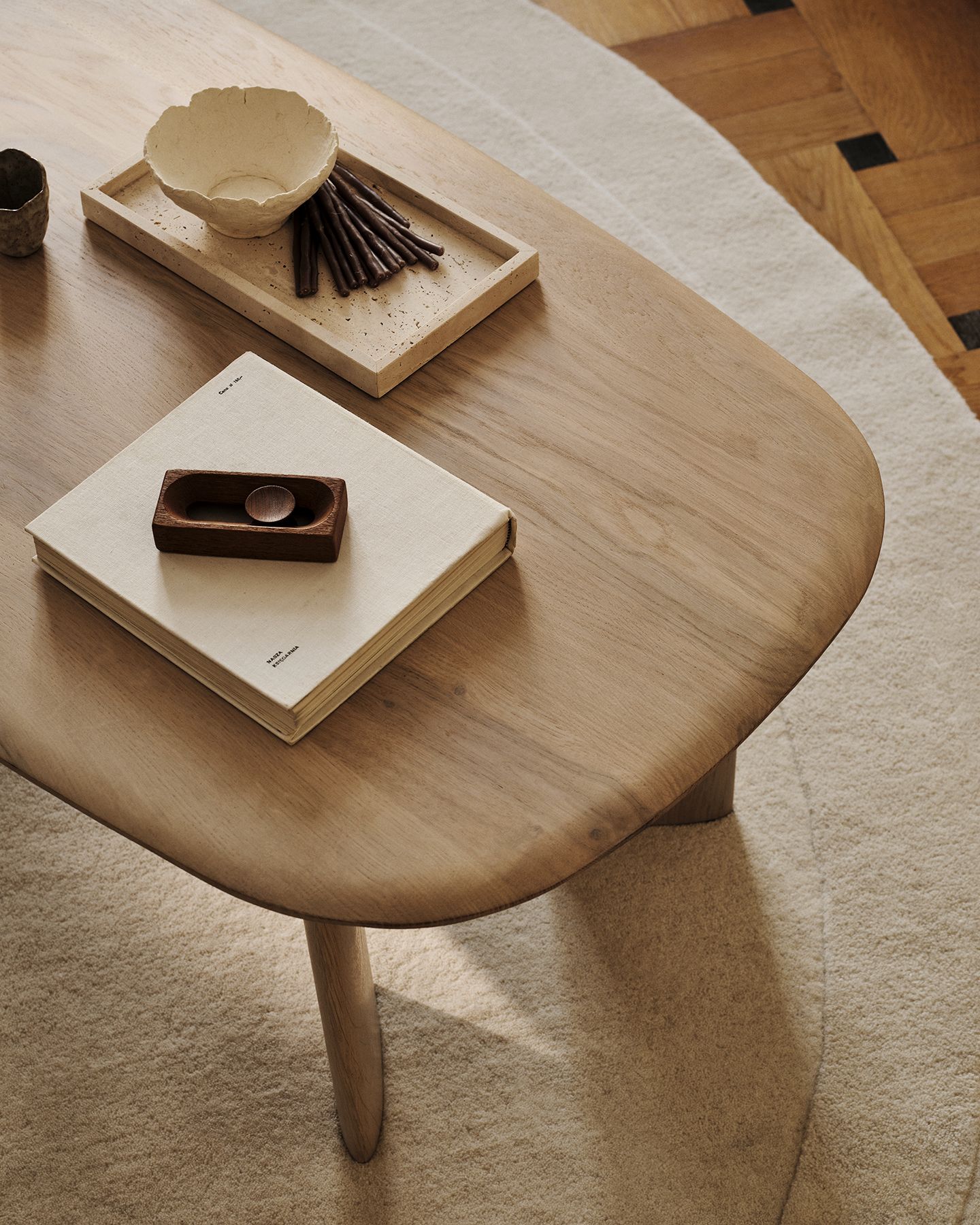 Best-sellers Micadoni — table ronde en chêne avec piètement cannelé et chaises effet velours, intérieur chaleureux.