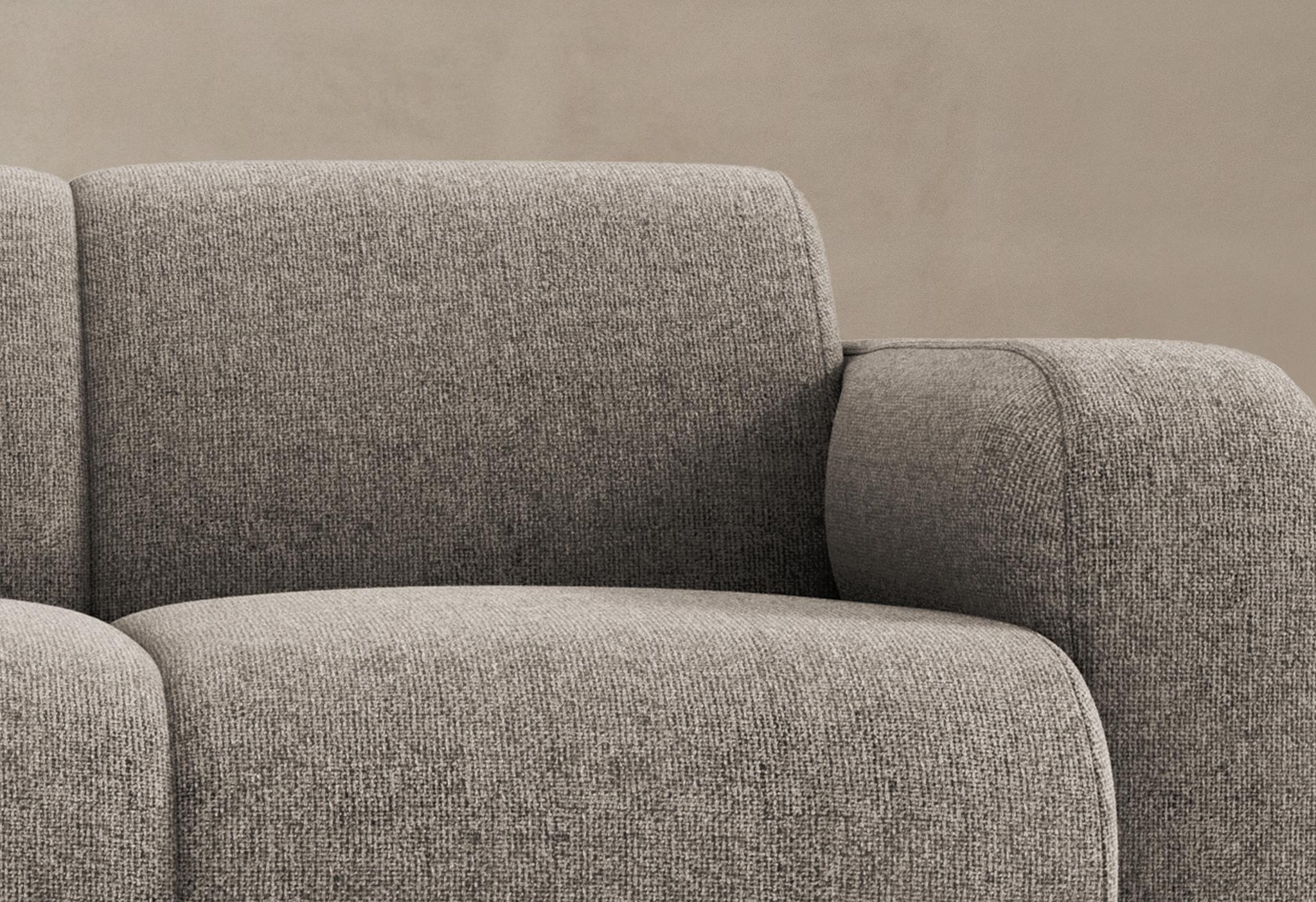 Canapé Molino en tissu gris texturé avec lignes arrondies et silhouette minimaliste – mobilier Micadoni