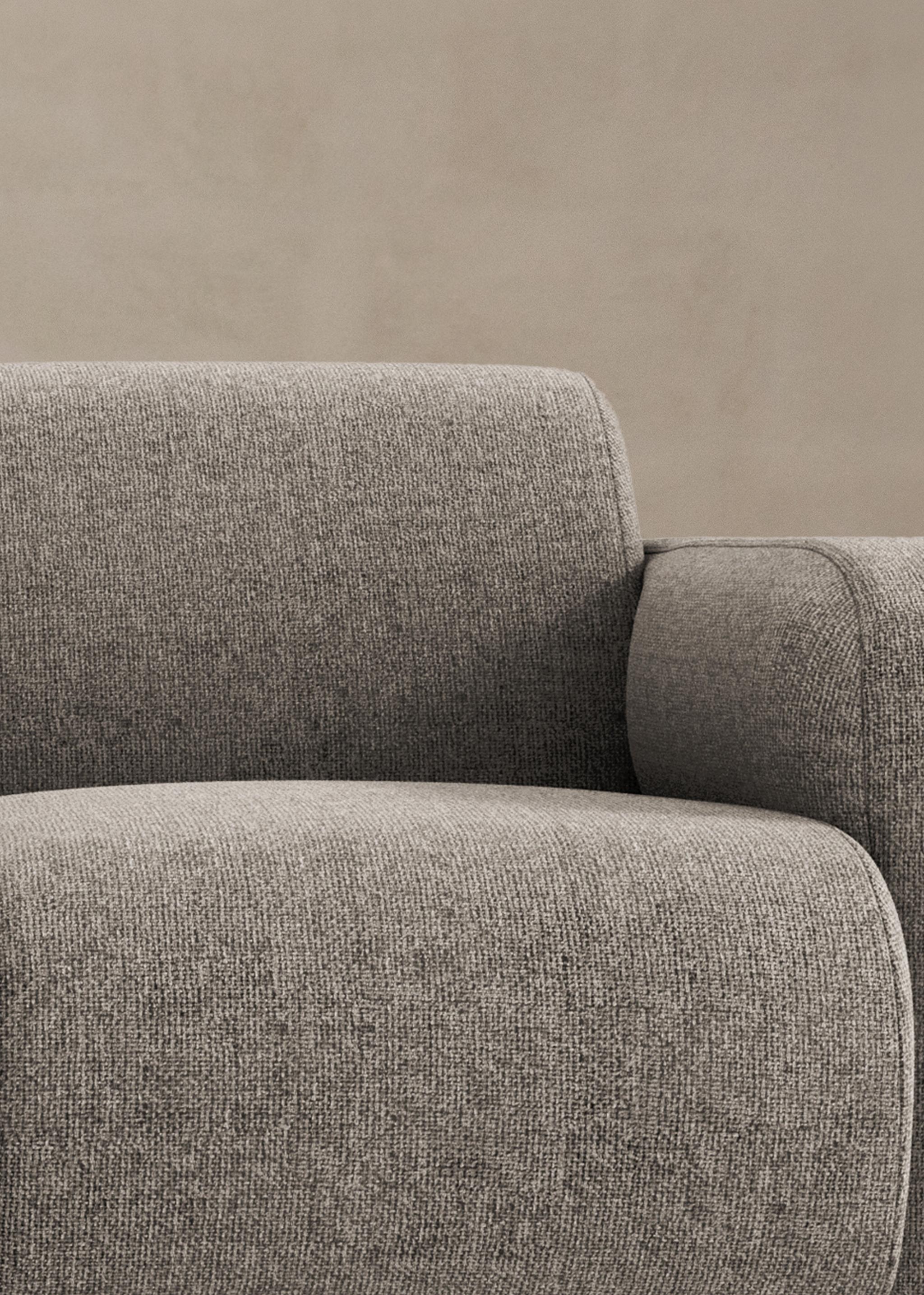 Canapé Molino en tissu gris texturé avec lignes arrondies et silhouette minimaliste – mobilier Micadoni