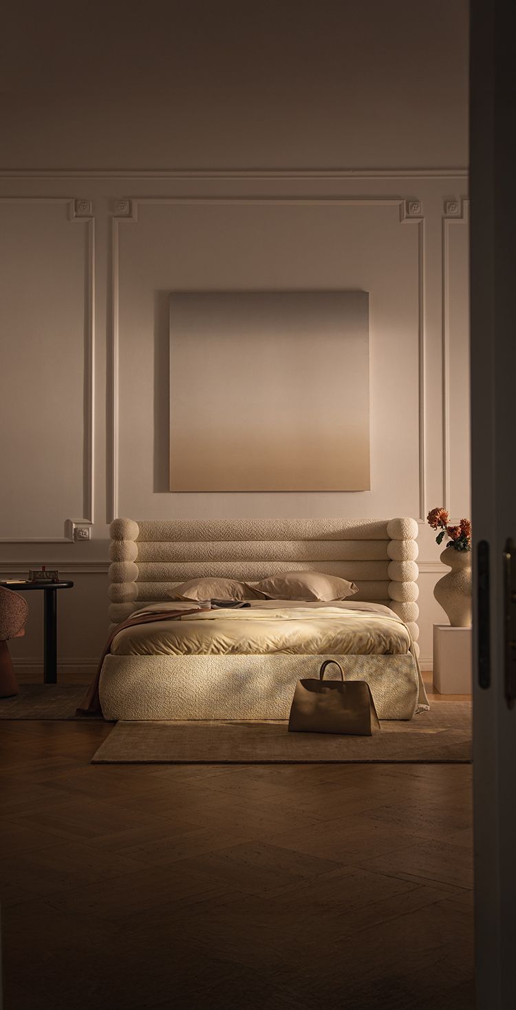 Ensemble d’extérieur Micadoni Margalida avec table ovale à lattes vert sauge et six chaises tressées avec coussins.