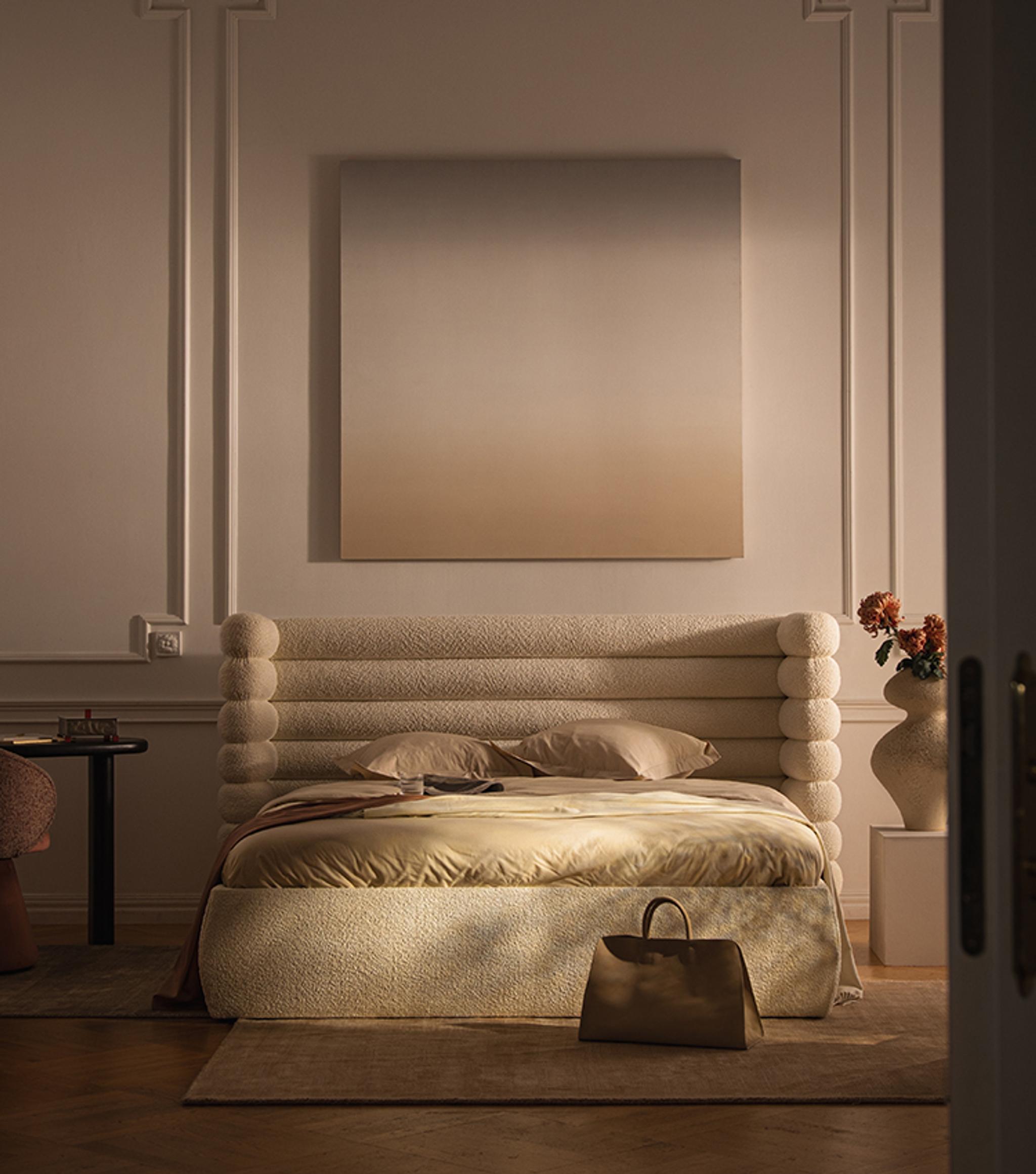 Ensemble d’extérieur Micadoni Margalida avec table ovale à lattes vert sauge et six chaises tressées avec coussins.