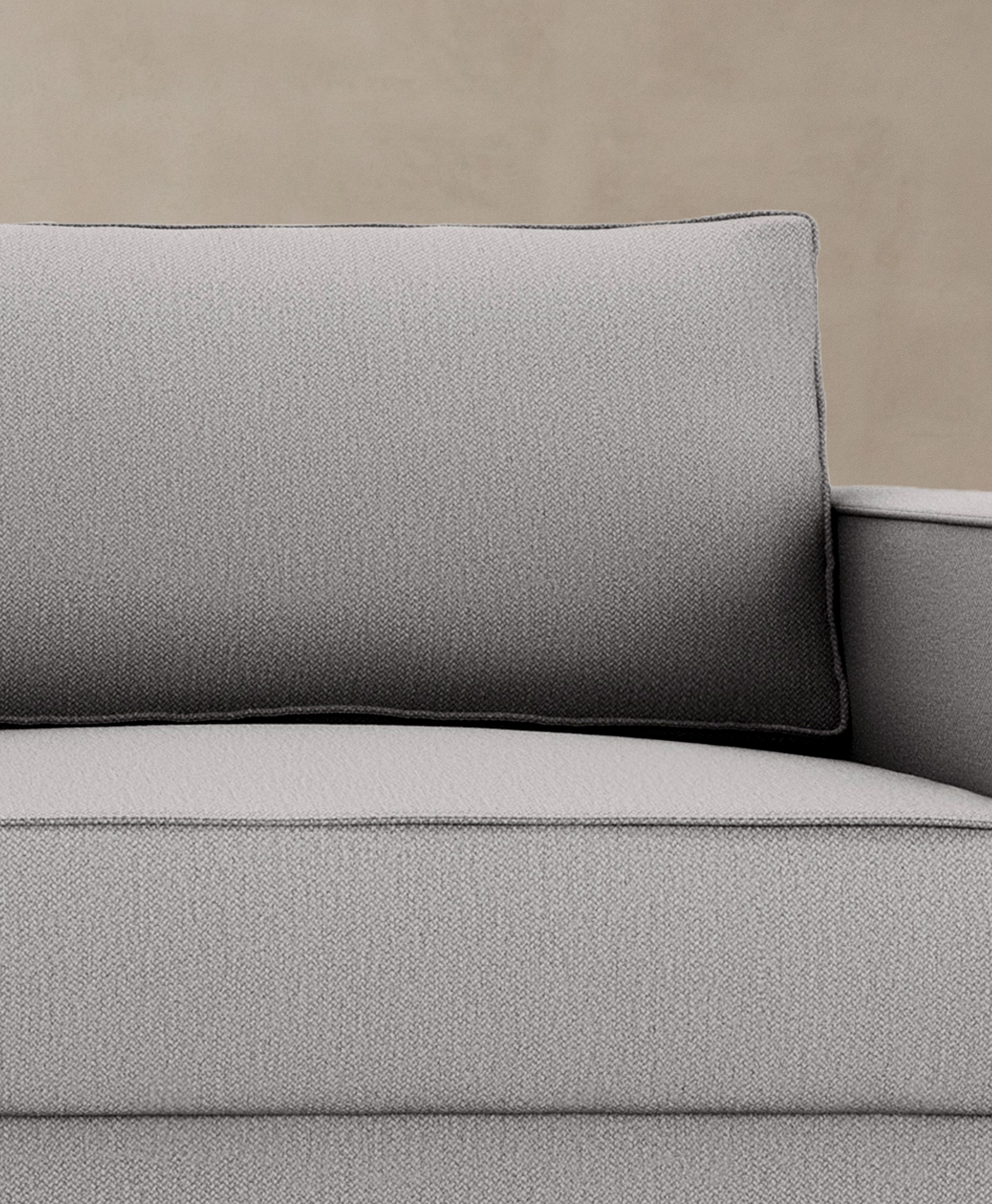 Canapé Caro en velours gris clair avec silhouette moderne et coussin rectangulaire – mobilier Micadoni