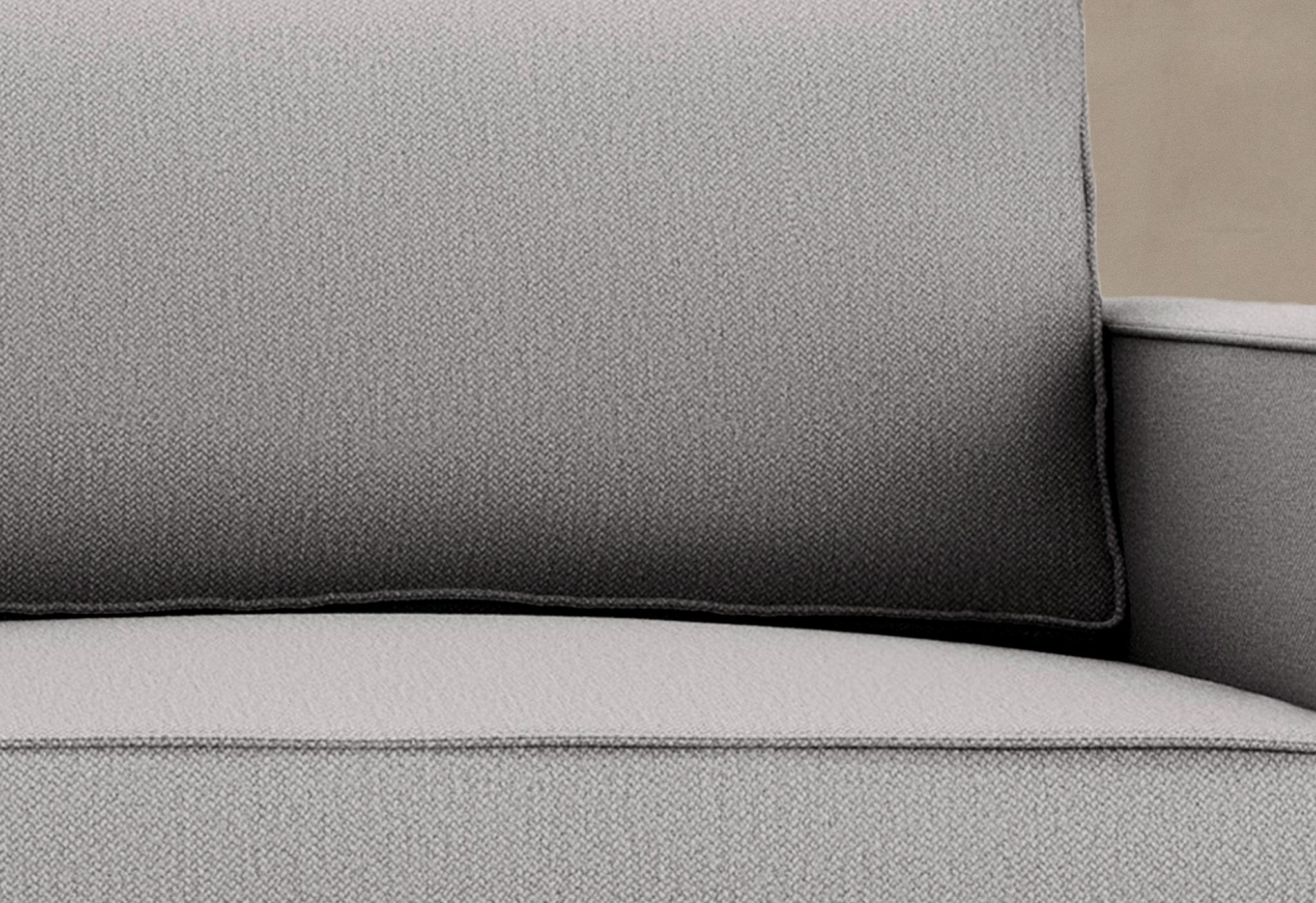 Canapé Caro en velours gris clair avec silhouette moderne et coussin rectangulaire – mobilier Micadoni