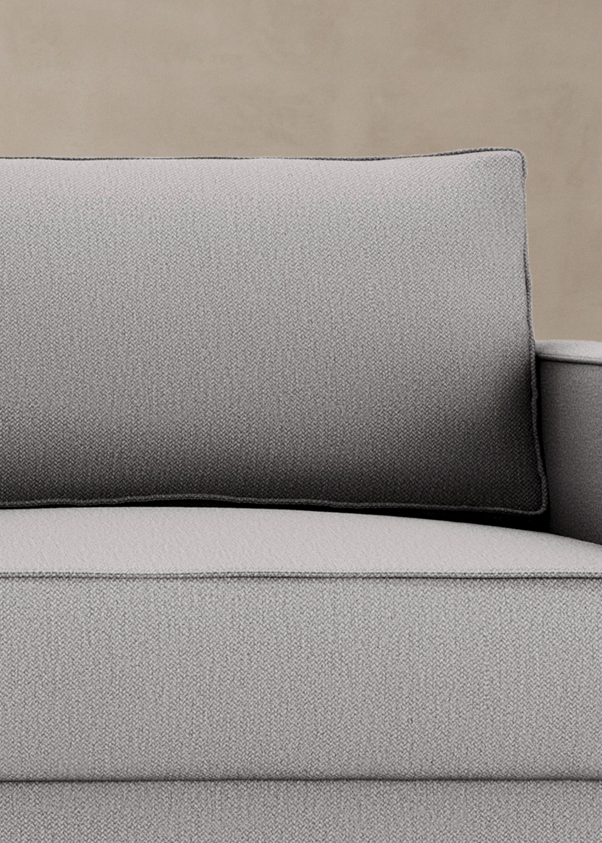 Canapé Caro en velours gris clair avec silhouette moderne et coussin rectangulaire – mobilier Micadoni