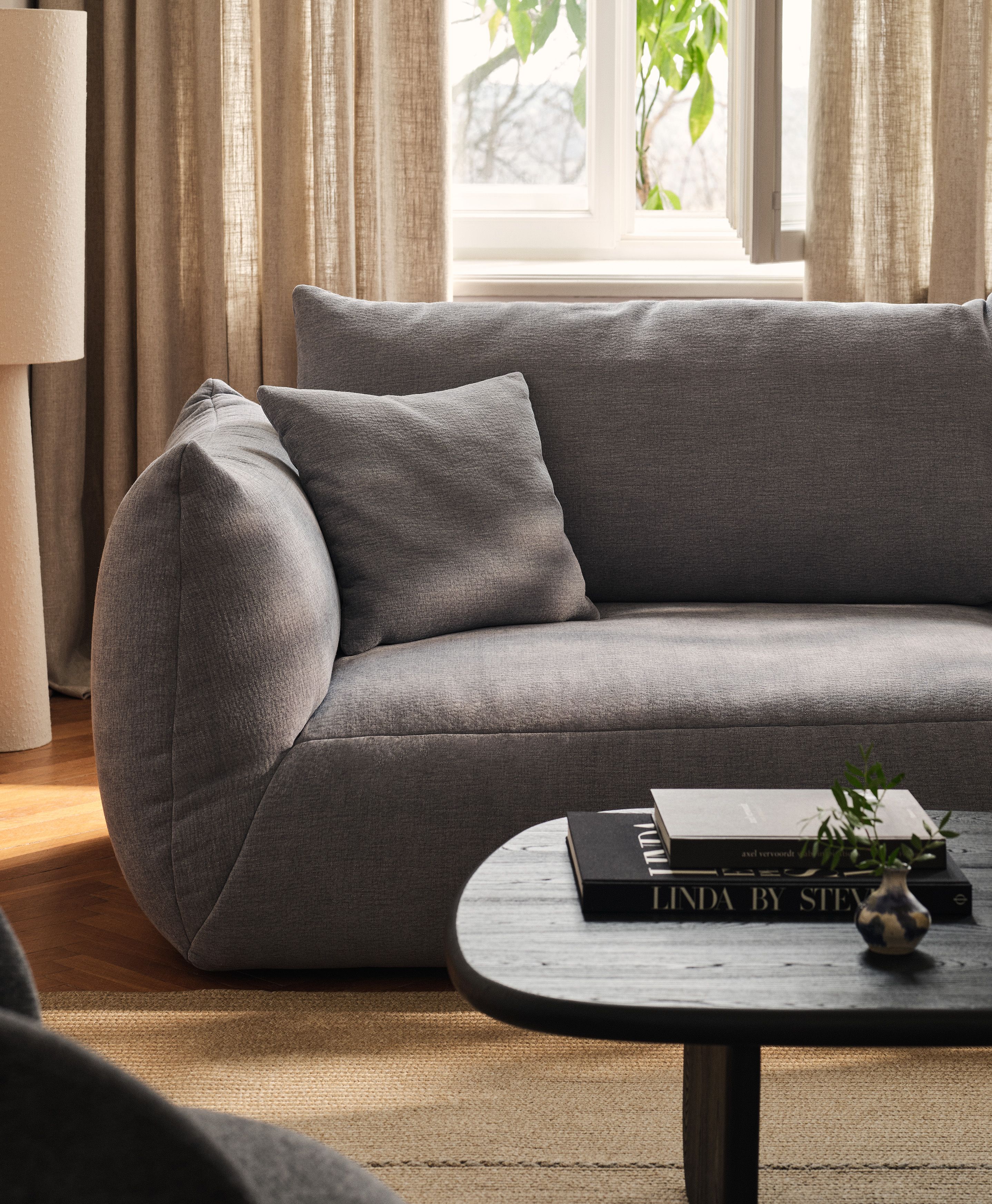 Canapé modulaire Chris en tissu gris avec forme arrondie et coussins moelleux – mobilier Micadoni