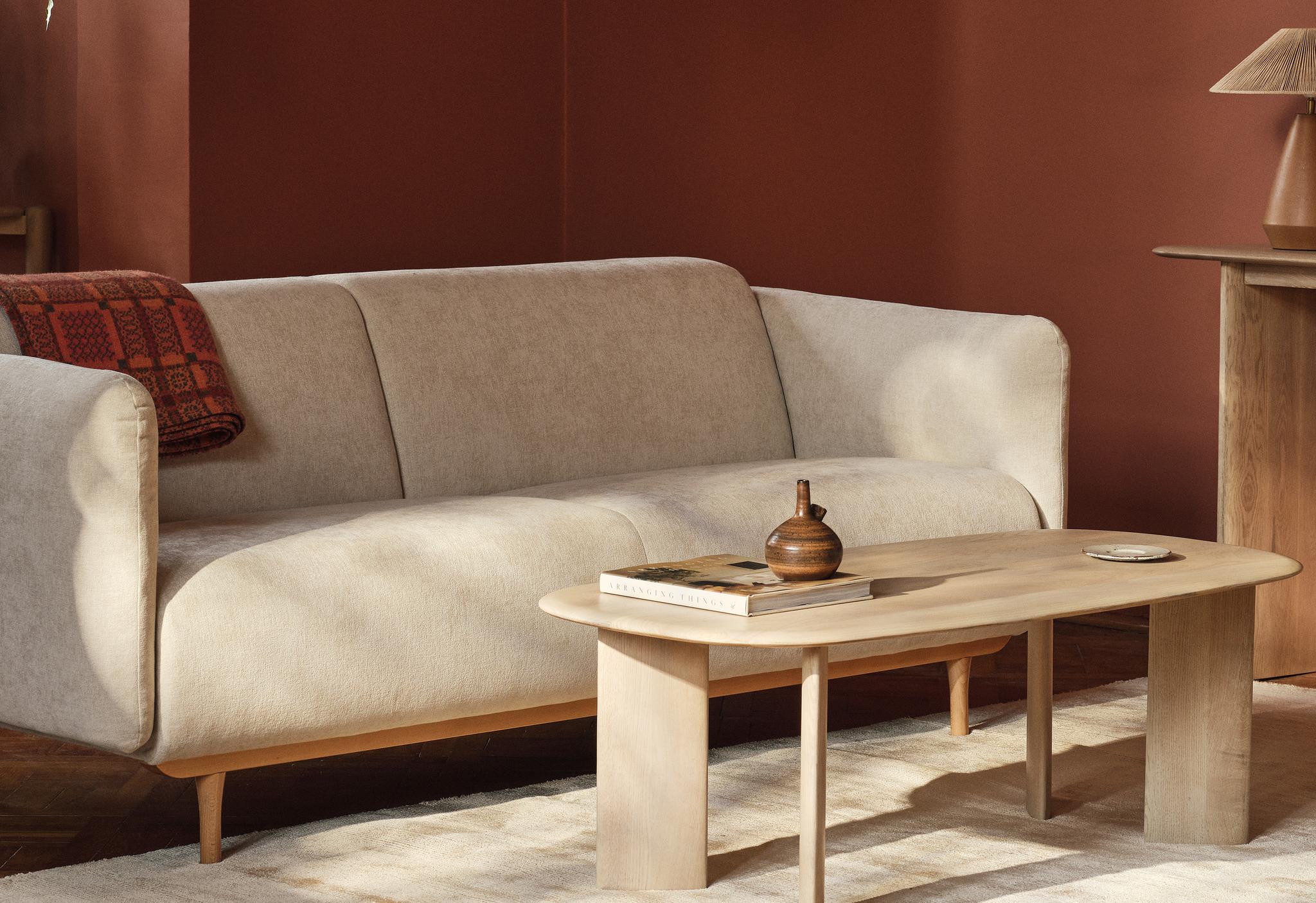 Canapé 2 places Noomi au design scandinave, tissu beige clair et pieds en bois – Micadoni