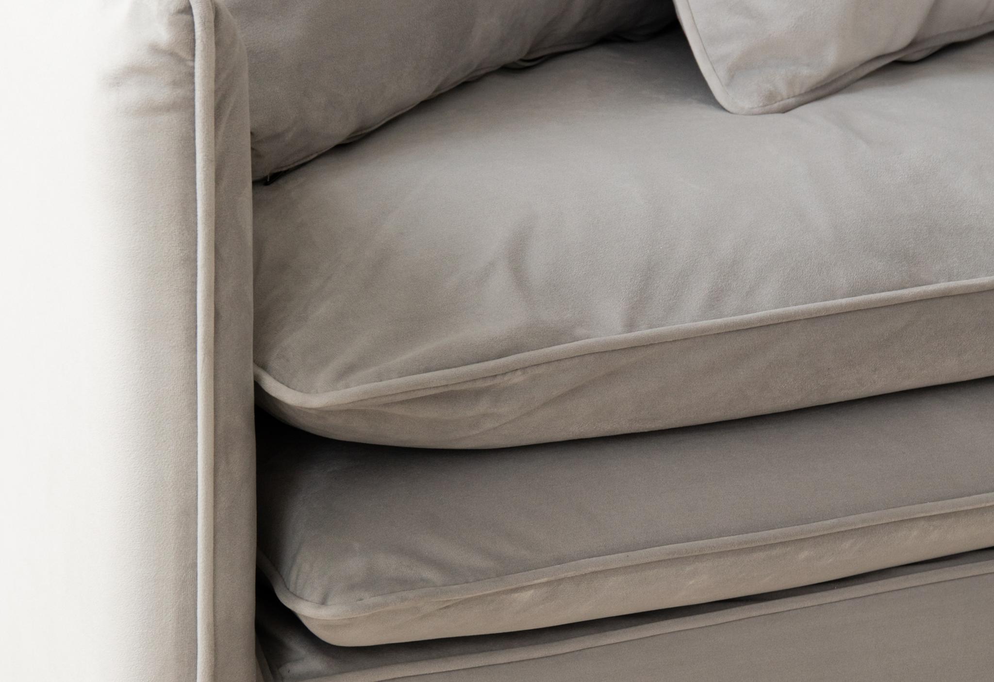 Gros plan sur le canapé Boho 4 places en velours taupe avec coussins moelleux d’assise et de dossier – mobilier de salon Micadoni