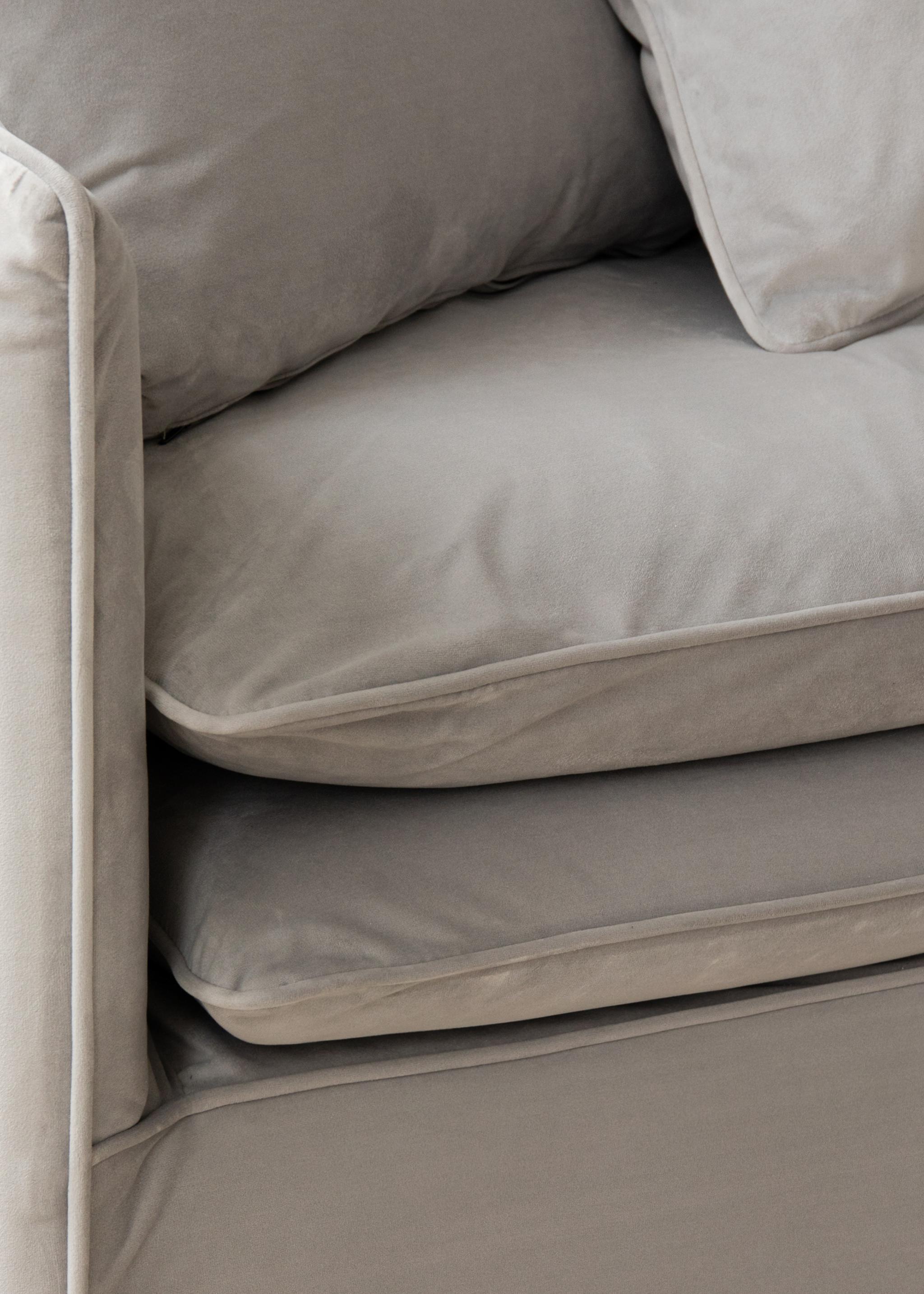 Gros plan sur le canapé Boho 4 places en velours taupe avec coussins moelleux d’assise et de dossier – mobilier de salon Micadoni
