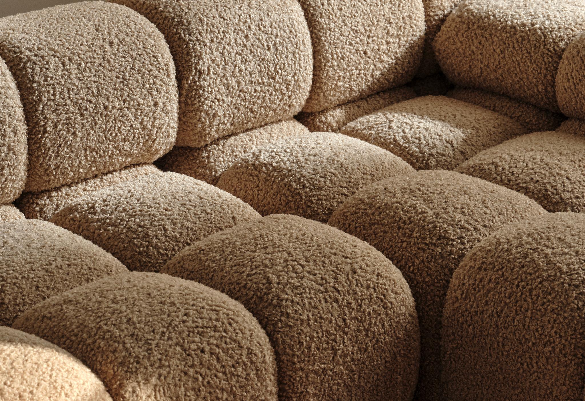 Canapé modulaire Bellis en bouclé beige texturé avec assises matelassées profondes et forme sculpturale – mobilier de salon Micadoni