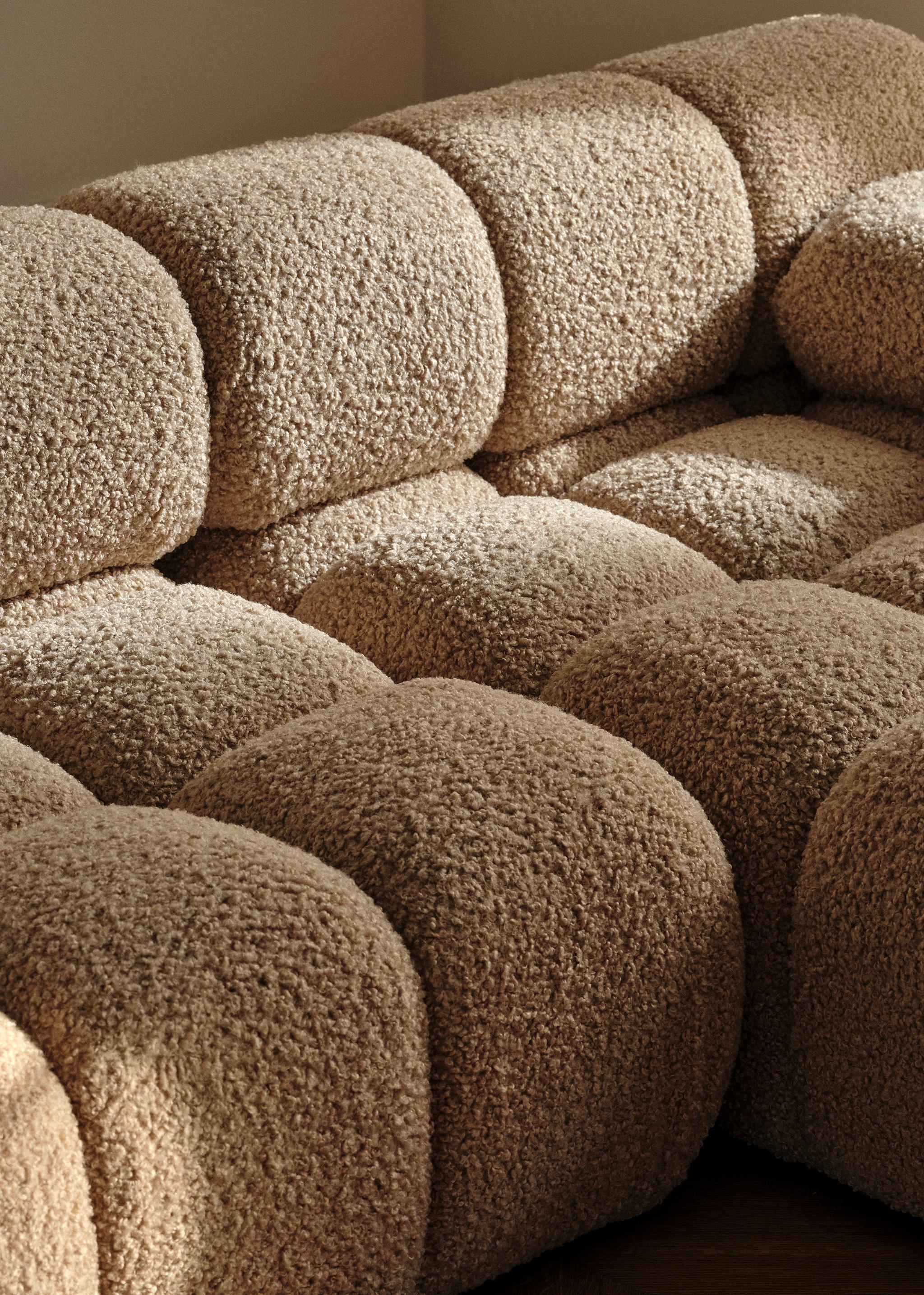 Canapé modulaire Bellis en bouclé beige texturé avec assises matelassées profondes et forme sculpturale – mobilier de salon Micadoni