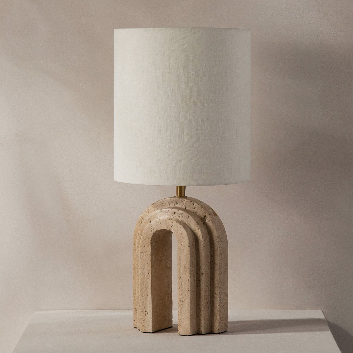 Fauteuil lounge Micadoni avec assise profonde et dossier type coussin, tissu beige, profil bas.