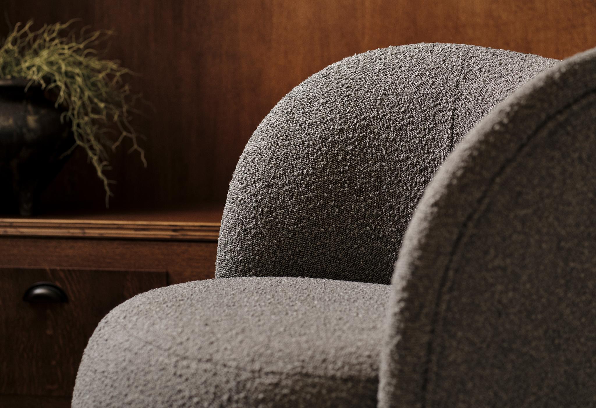 Gros plan du fauteuil Saamit en tissu bouclé gris avec dossier arrondi – mobilier Micadoni