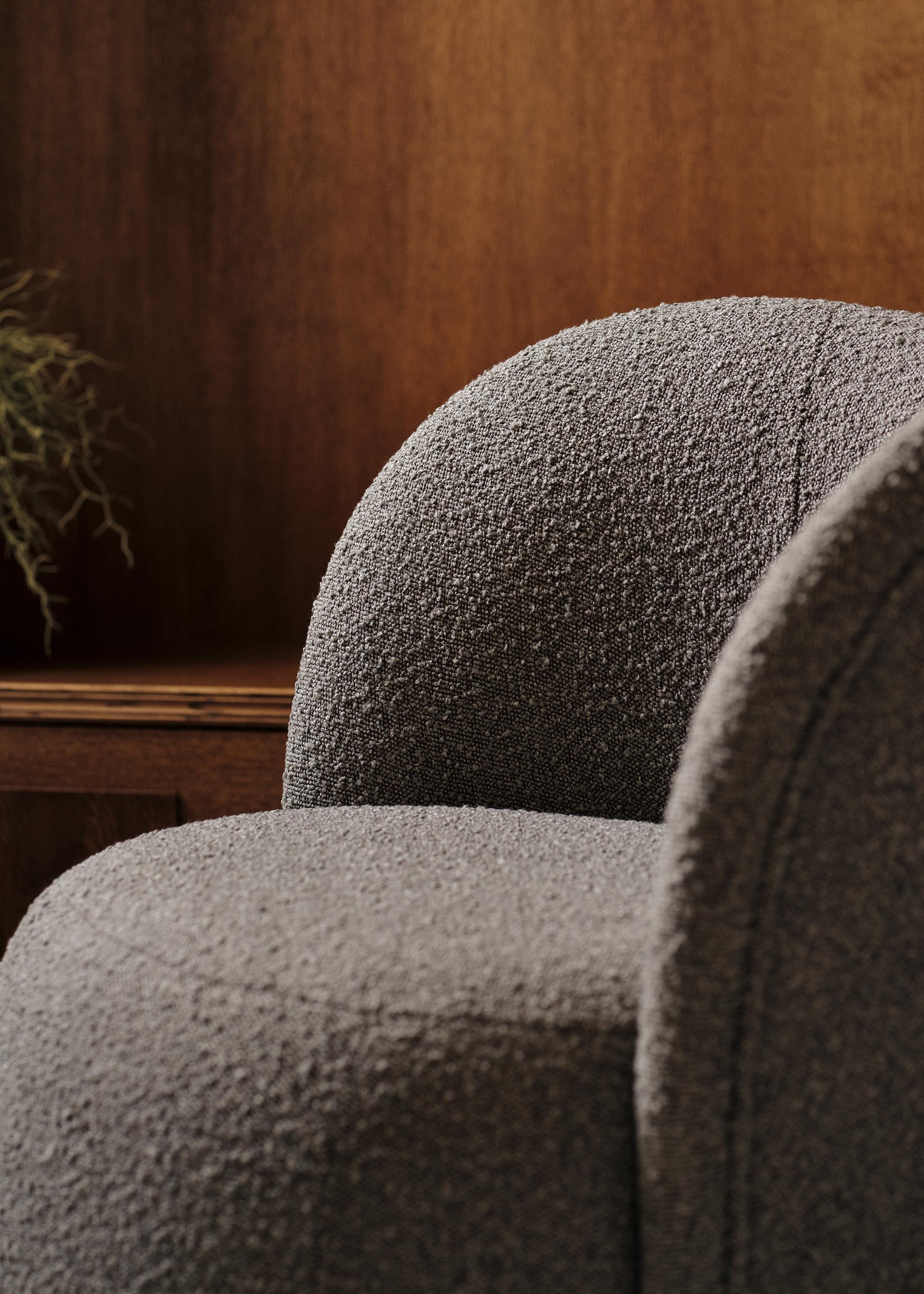 Gros plan du fauteuil Saamit en tissu bouclé gris avec dossier arrondi – mobilier Micadoni