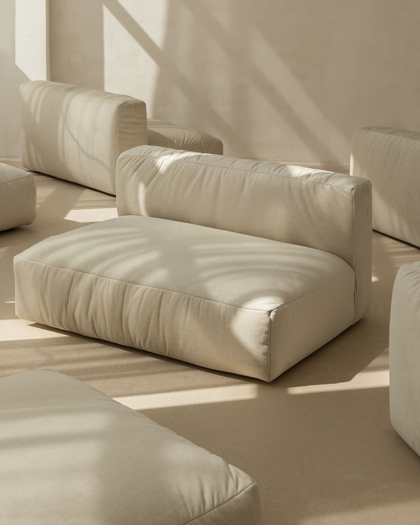 Page du configurateur de canapé Micadoni avec modules en tissu côtelé dans des tons neutres.