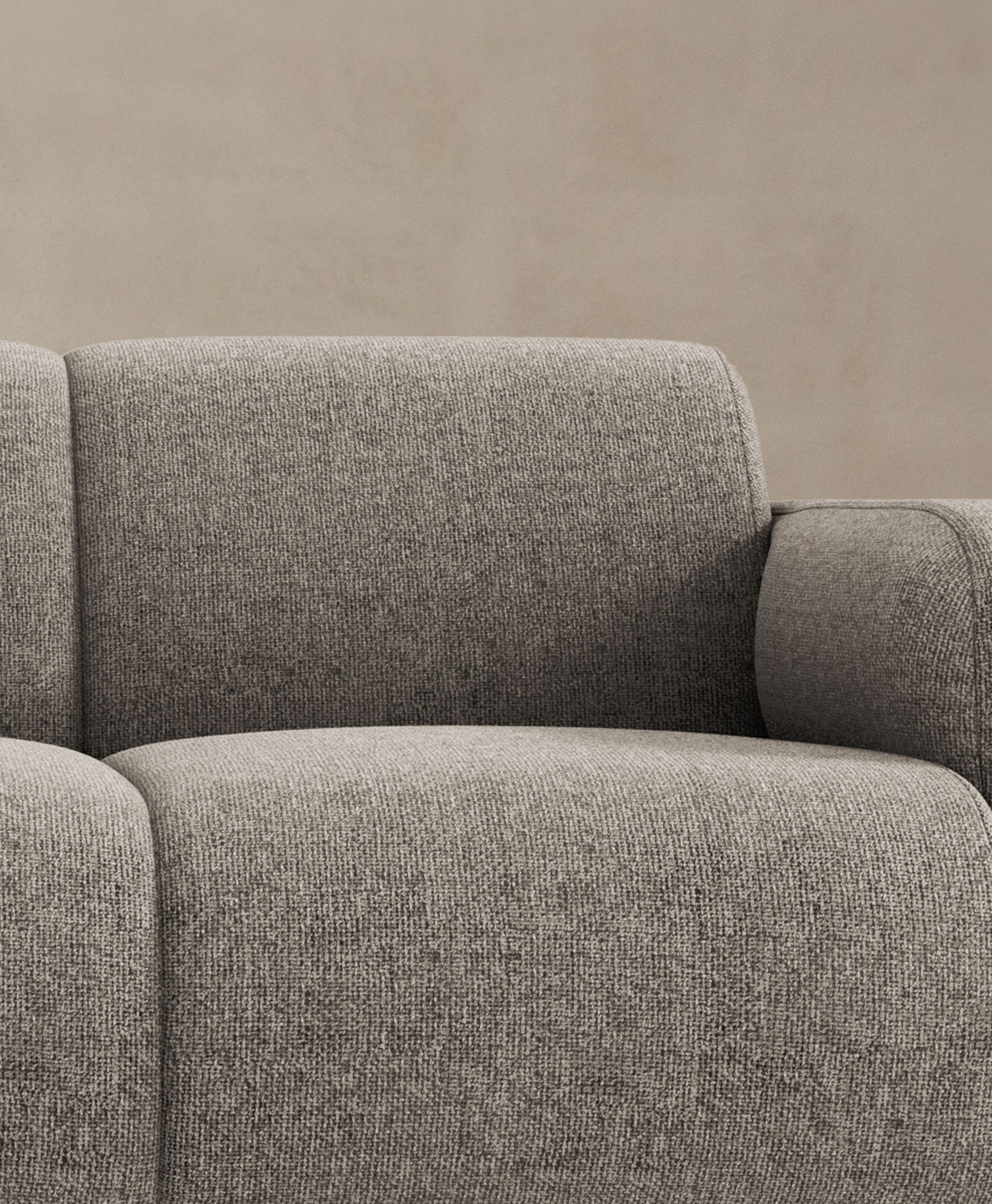 Canapé Molino en tissu gris texturé avec lignes arrondies et silhouette minimaliste – mobilier Micadoni