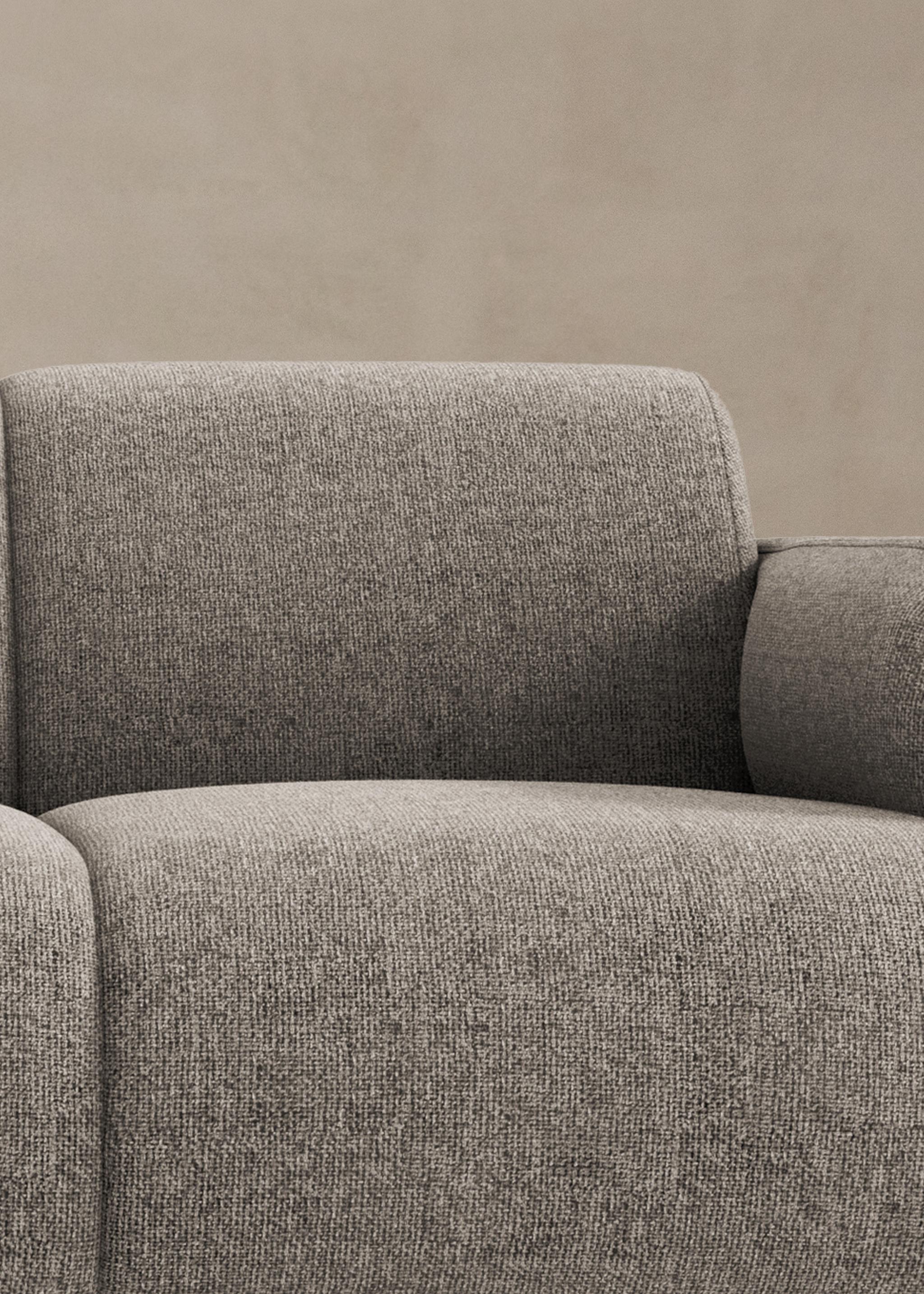 Canapé Molino en tissu gris texturé avec lignes arrondies et silhouette minimaliste – mobilier Micadoni