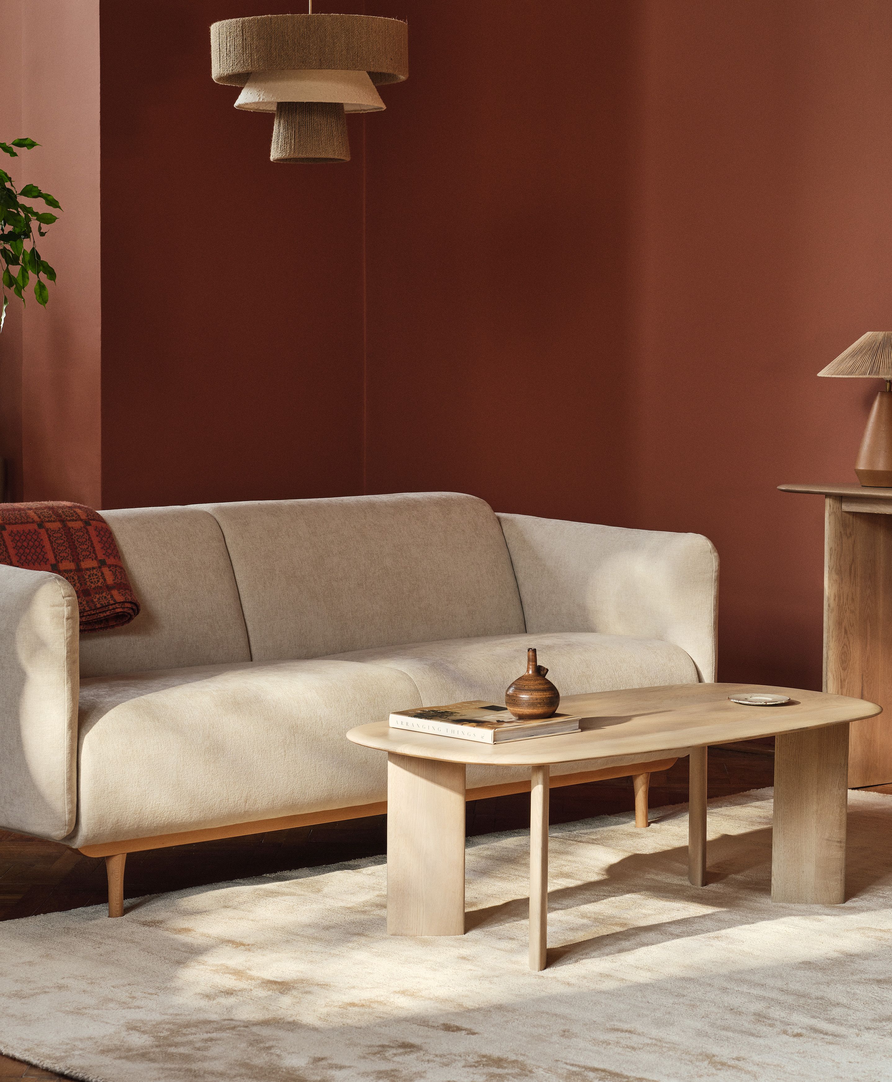 Canapé 2 places Noomi au design scandinave, tissu beige clair et pieds en bois – Micadoni