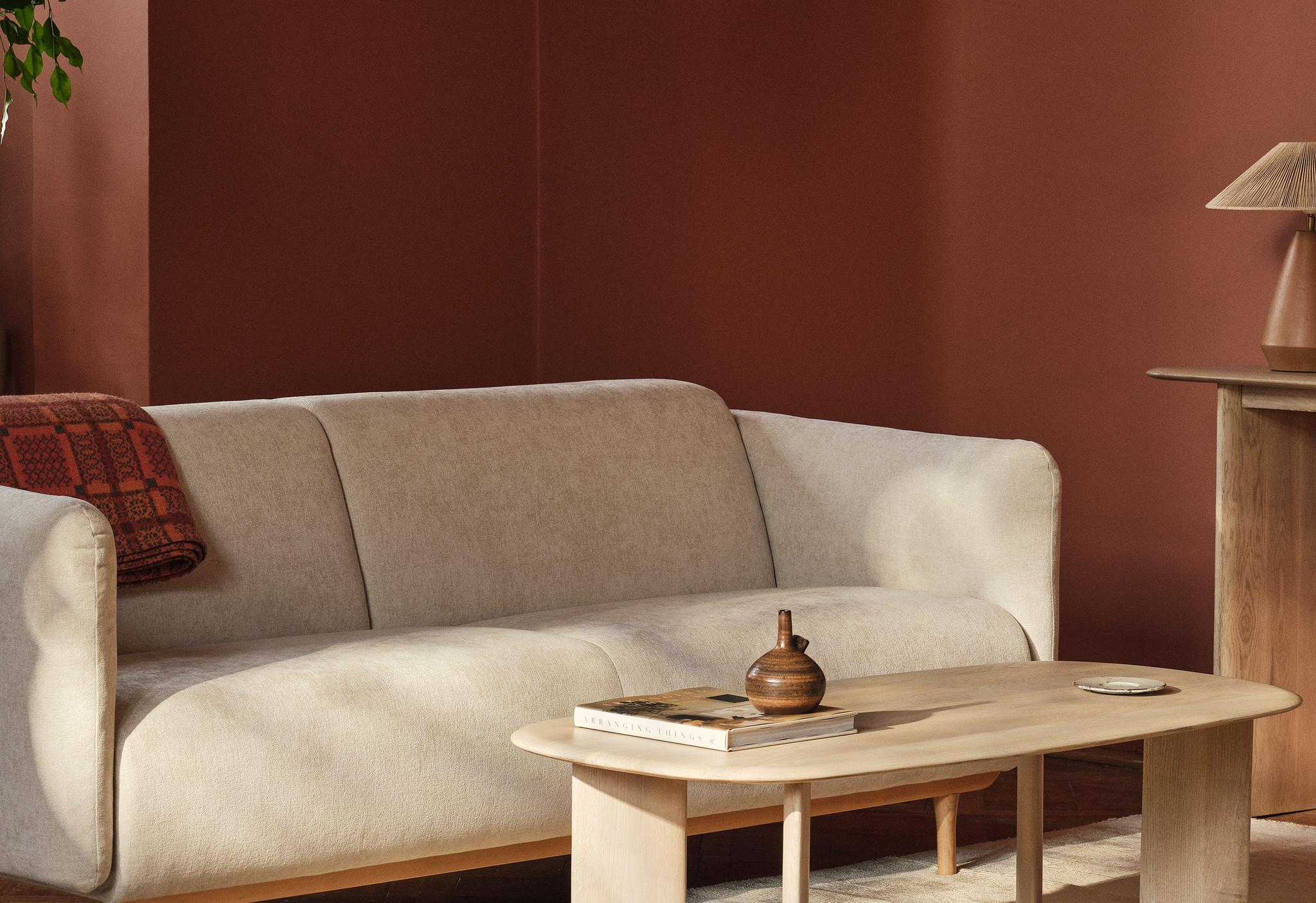 Canapé 2 places Noomi au design scandinave, tissu beige clair et pieds en bois – Micadoni