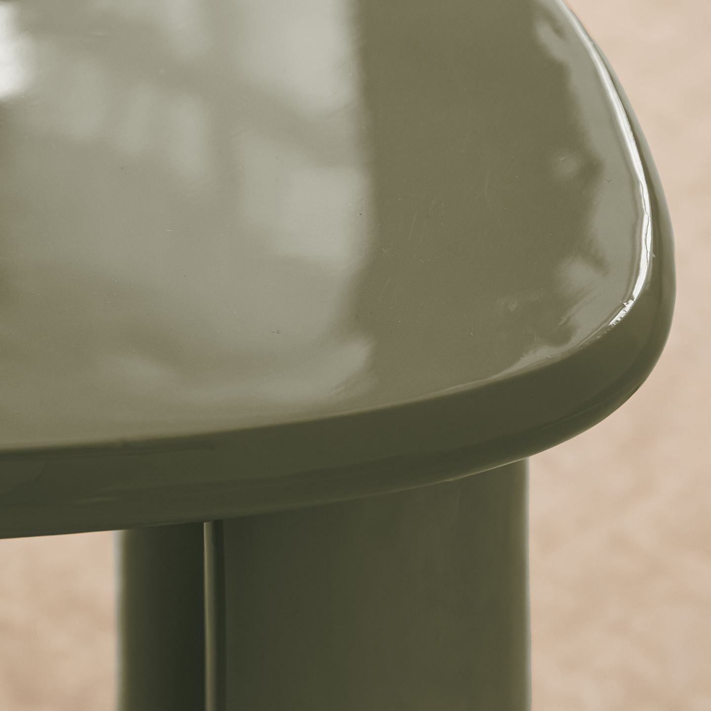 Gros plan d’une table de salle à manger Micadoni ronde et extensible en chêne, avec piètement cannelé et joint central visible.
