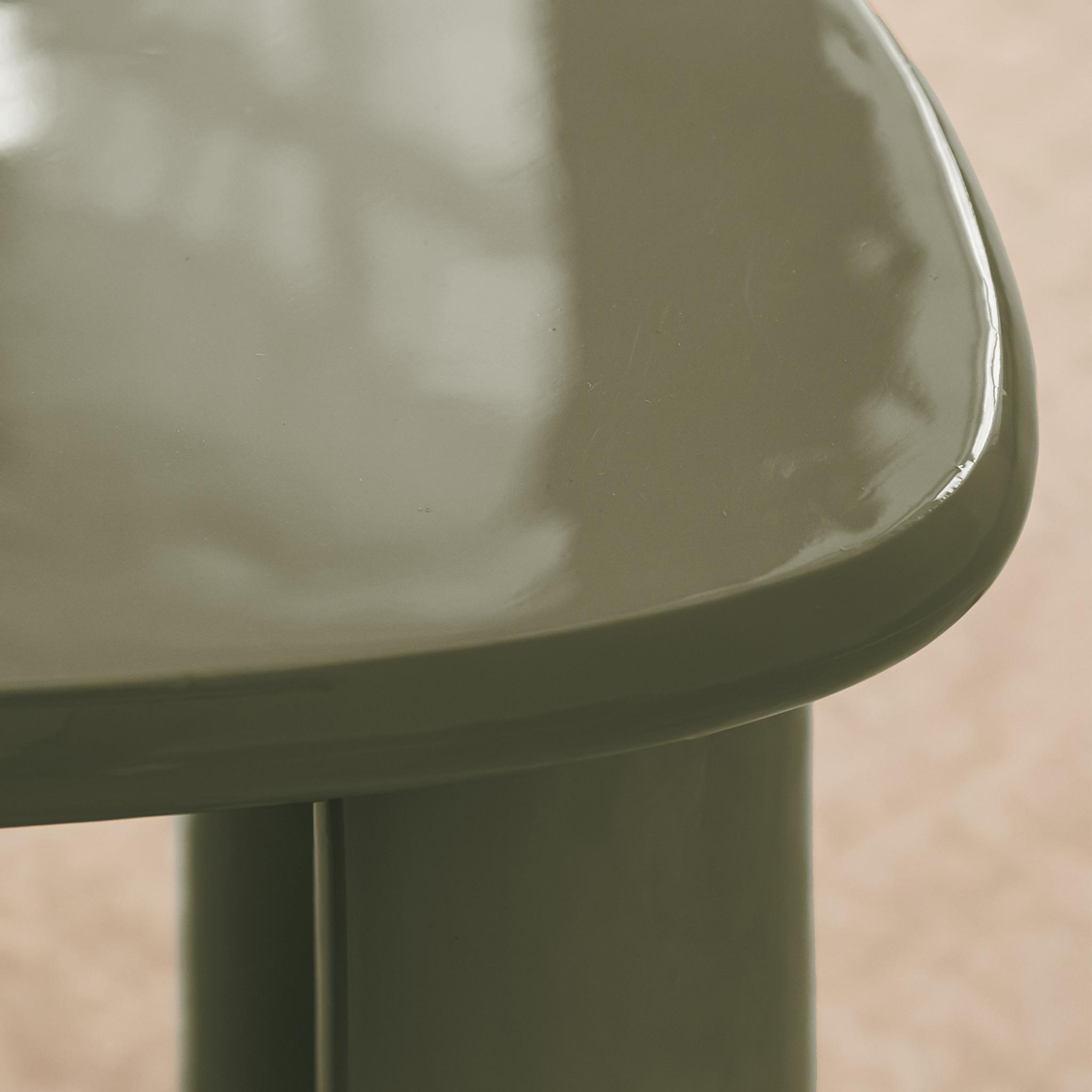 Gros plan d’une table de salle à manger Micadoni ronde et extensible en chêne, avec piètement cannelé et joint central visible.