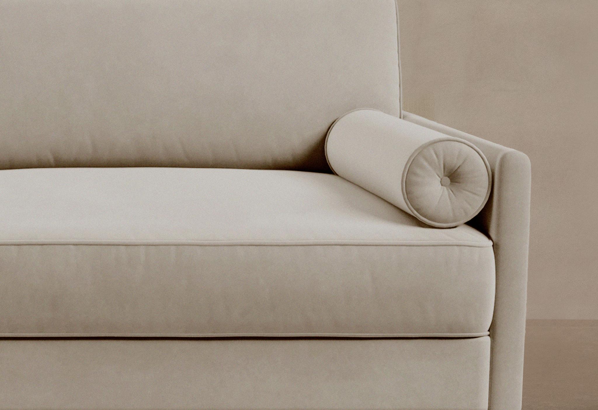 Canapé Scott en velours beige clair avec coussin rouleau et accoudoir fin – mobilier Micadoni