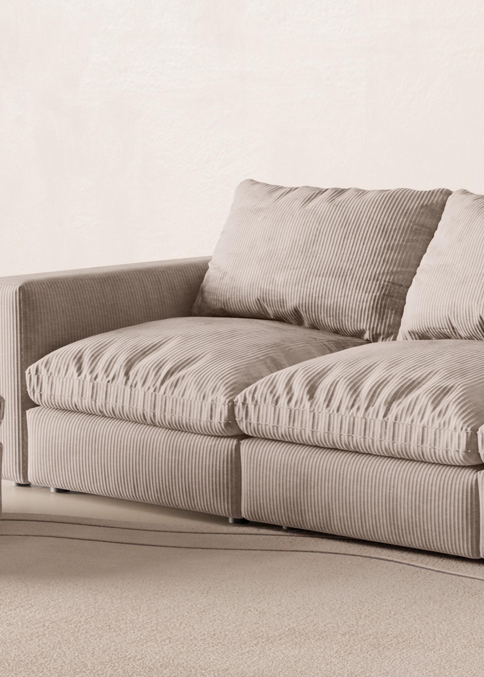 Gros plan du canapé modulaire Boho en tissu côtelé beige avec grands coussins moelleux – mobilier de salon Micadoni