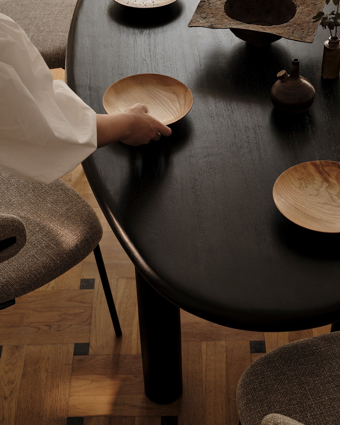 Best-sellers Micadoni — table ronde en chêne avec piètement cannelé et chaises effet velours, intérieur chaleureux.